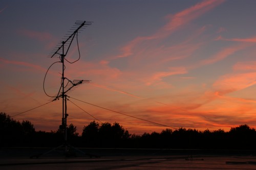 De 70 cm antenne staat er mooi bij.